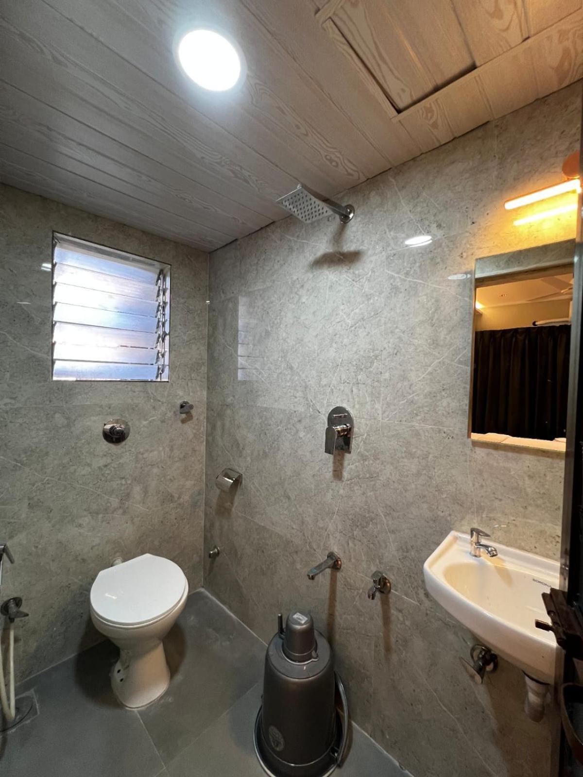 Hotel Dhanvantari Luxury Near Kokilaben Dhirubhai Ambani Hospital Mumbai (Bombay)