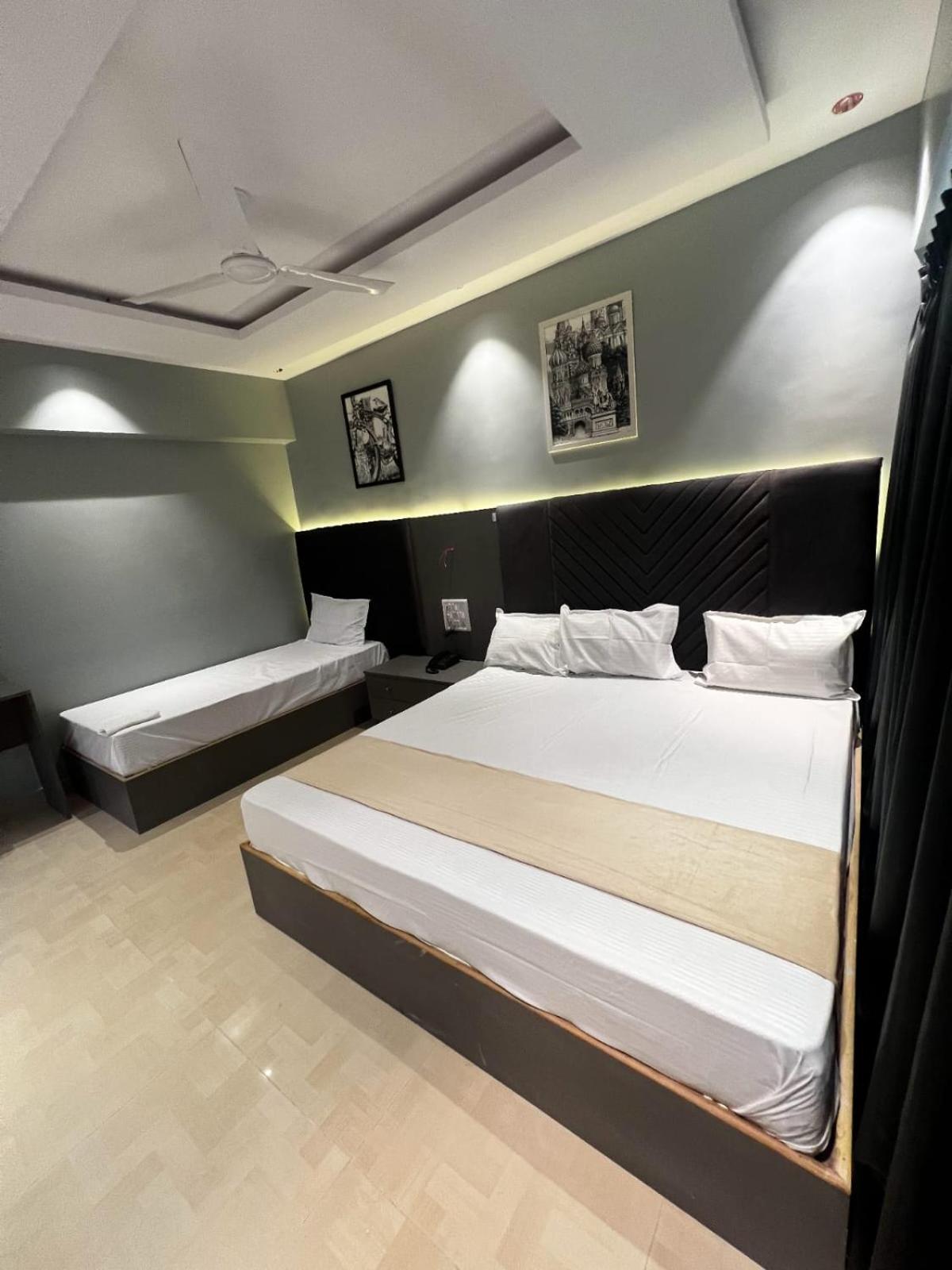 Dhanvantari Luxury Near Kokilaben Dhirubhai Ambani Hospital Hotel Bombay